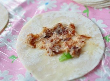 step3: 取出水餃皮一片片，分別塗抹一層適量的肉燥