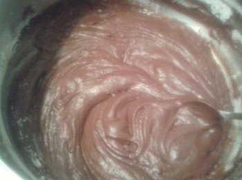 step4: 再逐少加入熱水，將粉漿拌勻。倒入鋪有烘焙紙的方形或長形焗盤內