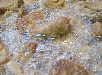 step3: 然後放入熱油炸至金黃色，瀝乾油份備用。