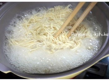 step2: 煲滾水，放少少鹽，中火將麵煮到鬆開，大約4分鐘，倒走啲水，麵瀝乾水分，唔需要過冷河！
