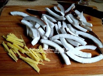 step4: 薑去皮切絲 , 椰子切成片 , 用水沖一沖洗及瀝乾