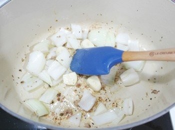 step4: 將洋蔥切塊與蒜頭炒香。