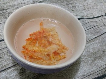 step5: 蝦乾洗淨以暖和水浸泡片刻
