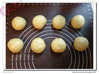 step2: 完成後將麵團輕輕按壓排出空氣, 將麵團分成8份, 每份61g, 滾圓醒麵15分鐘。