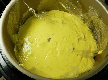 step9: 將炒好的粉漿慢慢倒入鍋內並鋪平