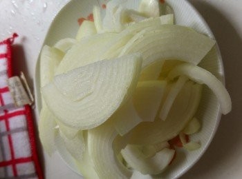 step1: 洋蔥切半去衣，再橫切成粗條備用。