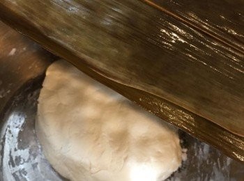 step7: （雙手塗抹些菜油）粉團分成小份，每份包入適量餡料，收口，用浸軟的糉葉，葉面塗些菜油，
