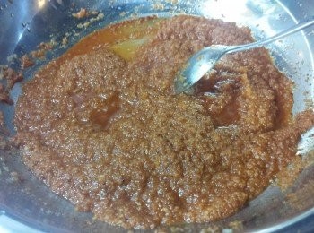 step3: 先將所有醬料拌勻後，再加入大豆芽中。