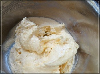 step3: 將放軟的牛油加33g糖攪打至鬆軟，徐徐加入2個蛋黃，一邊攪拌至均勻。