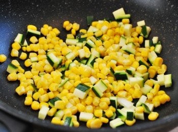 step4: 熱鍋加入橄欖油，放入櫛瓜丁及玉米粒拌炒至五分熟