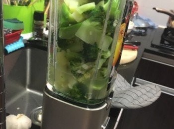 step3: 倒入高湯及水煮至西蘭花熟透後關火，於湯中取出西蘭花及薯仔，放入攪拌機中攪碎，再倒回湯中。
(或用手提攪拌棒直接於鍋中攪碎蔬菜)
