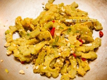 step4: 起鍋前再加入切碎的鹹蛋白、蔥花和辣椒，最後再加入少許的糖調味就完成了。