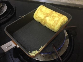 step6: 第3層也一樣，卷3層即可，最後一卷底部的皮向下壓少許加熱讓其成形效果更佳