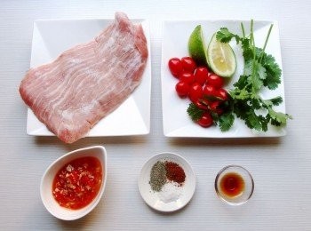 step1: 準備所有材料。將松阪豬用<span class="group_2">醃料</span>先醃製15分鐘做調味。檸檬榨出汁備用,香菜切碎,小蕃茄切半。自製[酸辣醬]做法請參考:http://cook1cook.com/recipe/13716