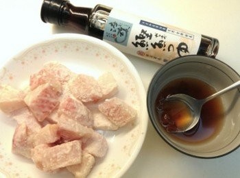 step3: 調醬料-->鳳梨罐頭汁.糖.蕃茄醬.太白粉.鰹魚風味醬油露混合