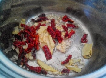 step1: （熄火再煮锅）内锅倒入少许油爆香姜片，蒜米粒和辣椒干～