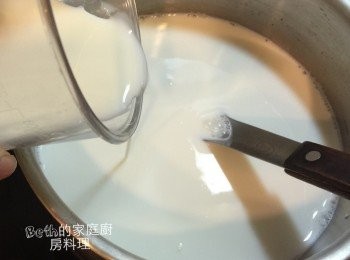 step5: 倒入200cc的優酪乳拌勻，舀入容器內