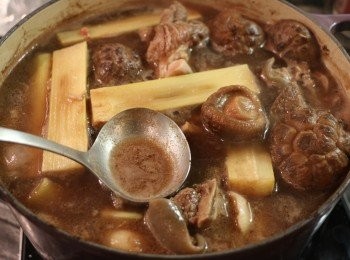 step10: （燜煮期間，可撇去表面的浮沫。如湯汁煮至快要乾時，可加入滾水繼續燜煮。）