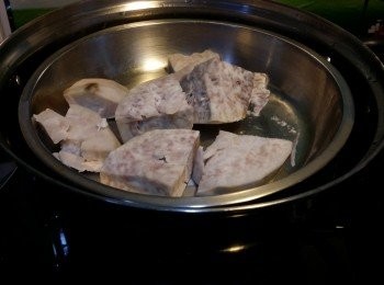 step1: 做法:首先整咗餡部分先~
穿上膠手套將芋頭刮皮後，洗乾淨，切一件件後，放上蒸碟，用隔水去蒸熟透，之後……，可以用木筷子來插入芋頭試吓熟透未，夠軟身未。