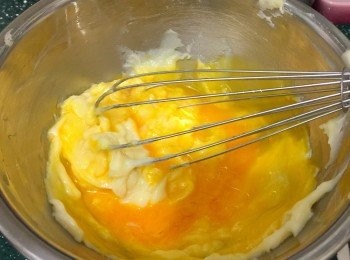 step5: 將蛋黃加入已放涼的麵糊中伴勻