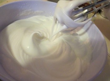 step5: 打蛋器停轉後能拉出彎曲下垂的尖角，轉中低速攪打，記得隨時停下來觀察蛋白狀態，至蛋白變硬、能拉出短小直立的尖角即可（尖角短小但微微彎曲也可以）。此時將烤箱打開，150度預熱