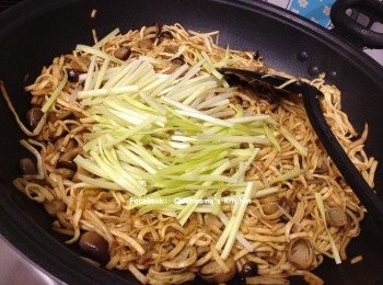 step1: 1)   用大鑊燒熱一鍋水，一滾即下伊麵（一個一個的處理），用筷子弄散麵條，麵條一散即要撈起 (過程在30秒內，否則麵會太淋)沖冷水，瀝乾備用