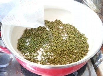 step3: 將綠豆放入煲內用中火炒至微熱 , 加入約50ml水炒至出煙及收乾水份
