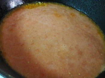 step9: 同一鍋子加入蒜茸和蕃茄醬拌炒 , 再加入雞高湯拌勻 , 然後慢慢加入麵粉調整<span class="group_3">醬汁</span>濃度 , 再加鹽和糖 , 黑胡椒調味