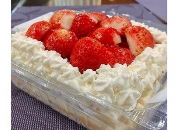 step10: 排上草莓後，用刷子沾些<span class="group_5">草莓醬</span>塗在草莓上，並用<span class="group_6">香草鮮奶油</span>做些裝飾，便可蓋起來放冷藏冰半小時或過夜，此蛋糕越冰越好吃。