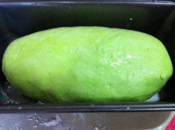 step5: 取出原味白色麵團包入粉色麵團，再以青色麵團緊緊的抱著原味和粉色麵團，放進長形模型待發酵1小時。【我試做了兩次，圓形模型也是可以】