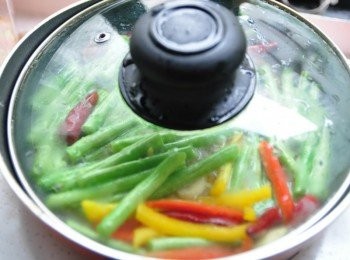 step6: 加入少許的水入鍋，蓋上鍋蓋讓其約悶煮熟