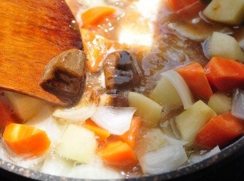 step3: 接著注入適量的冷水滾煮，並放入咖哩快燉煮溶化，讓蔬果釋放鮮甜味與醬汁充分混合