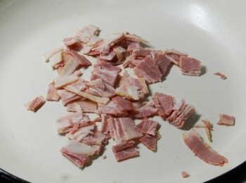step3: 熱一鍋子，將切丁的博客培根下鍋逼油