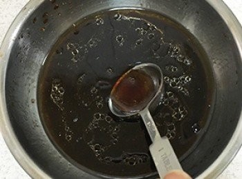 step5: 將醬油、糖、烏醋、香油放到碗中，攪拌至糖融化即可。