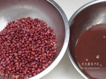 step3: 把煲紅豆水隔出備用。