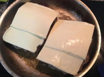 step4: 蓋上起司片，入烤箱用180度烤15分鐘到起司上色即可。取出後擺盤，放上生菜，並取一匙辣起司醬淋在豬肩肉排上並擺上巴西里葉即可。