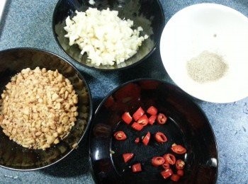 step5: 預備好其他材料:蒜頭切碎,紫天椒切碎