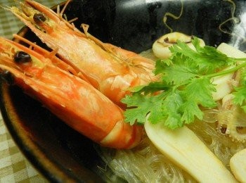 step5: 湯頭十分的酸辣，但還真的挺開胃的~不吃辣的公公也忍不住夾了一碗......然後吃一口才發現又酸又辣~趕緊整碗倒給老公吃~~^^~拍謝啦~~我不是故意的~~喜歡更過癮的朋友~可以加一些湯在粉絲中~~