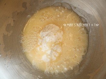 step2: 將沙拉油倒入麵粉當中攪拌均勻。