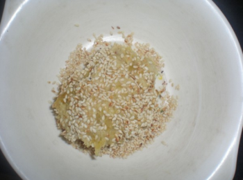 step4: 放入裝芝麻的碗裡，兩面沾滿芝麻