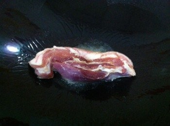 step2: 取出鍋加入適量的食油，將腌製好的花肉下鍋《碗內的汁留下待用》慢火煎至金黃色，至熟透~