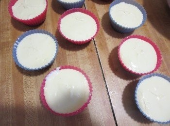 step3: 用大匙，小心地把芝士平均倒進鋪了餅底的焗盤孔中。