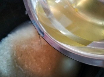 step3: 再加蝦干水到米內，餘下需要的煮米水份則加入雞湯。開始煲飯。