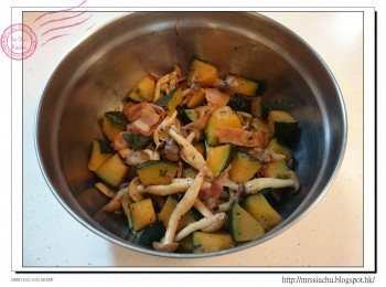 step1: 南瓜香菇餡料食譜：
1. 南瓜切小粒, 鴻喜菇切去尾部撕開, 煙肉切成小塊。
2. 燒熱平底鍋, 加入煙肉炒香, 再加入南瓜一同炒約2分鐘。
3. 加入鴻喜菇及白酒一同炒。
4. 加入日本醬油、黑胡椒、Parsley, 煮至汁料收乾。
5. 放涼備用。