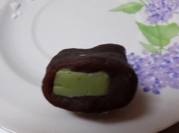 step2: 成型的抹茶鮮奶糕拿出切成需要的大小 外層在裹上紅豆泥~