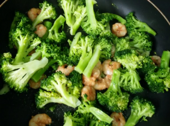 step5: 倒入西蘭花，再加適量鹽翻炒就可以了