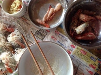 step1: 先將中蝦洗淨挑去腸臟剪去頭上利刺及腳剝去身上的殼備用（剝剩尾部那截）用胡椒粉略醃