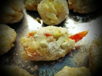 step3: 將2.成糰後包入蝦尾再沾高筋麵粉