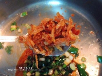 step4: 蔥花爆香後加入醬油，利用鍋子的熱氣炒出醬油香（放入醬油前請先將火關最小以免醬油燒焦）。接著再放入油蔥酥