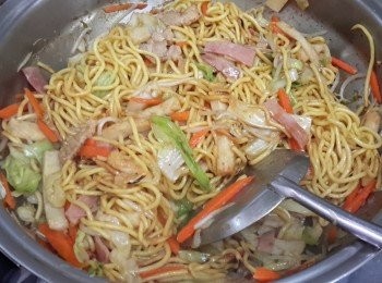 step5: 最後下油麵，快炒拌勻，炒兩分鐘即成！